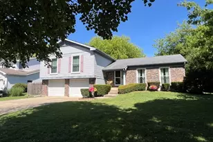 821 Blue Mound Dr, Crystal Lake, IL 60014 - Photo 1
