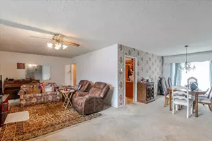 1409 1/2 Mulberry St, Bloomington, IL 61701 - Photo 6