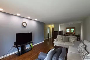 945 E Kenilworth Ave E, Palatine, IL 60074 - Photo 4
