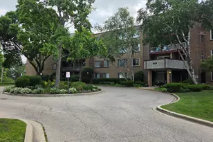 945 E Kenilworth Ave E, Palatine, IL 60074 - Photo 1