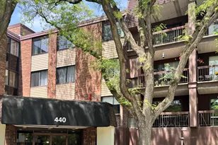 440 Raintree Ct, Glen Ellyn, IL 60137 - Photo 2