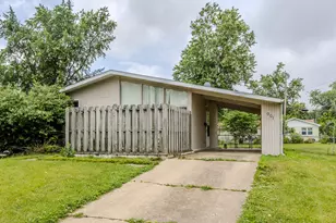 901 Mayflower Ave, Bloomington, IL 61701 - Photo 2