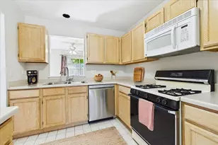 855 W Saratoga Cir, Island Lake, IL 60042 - Photo 6