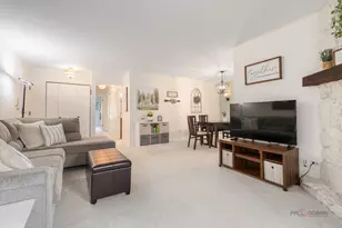 823 E Coach Rd, Palatine, IL 60074 - Photo 6