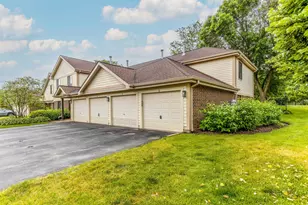 823 E Coach Rd, Palatine, IL 60074 - Photo 2