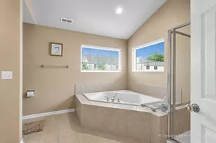 6096 Russell Dr, Hoffman Estates, IL 60192 - Photo 14