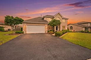 631 Vanderbilt Dr, New Lenox, IL 60451 - Photo 2