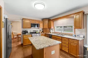 30W110 Avondale Ct, Warrenville, IL 60555 - Photo 6