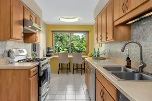 19W182 Ginny Ln E, Oak Brook, IL 60523 - Photo 16