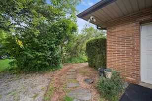 1225 Oakdale Dr, Elgin, IL 60123 - Photo 2