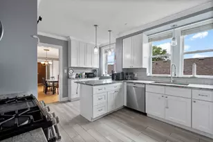 2732 W Greenleaf Ave, Chicago, IL 60645 - Photo 10