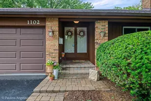 1102 N Pepper Tree Dr, Palatine, IL 60067 - Photo 2
