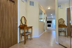 727 Shady Oaks Ct, Elgin, IL 60120 - Photo 2
