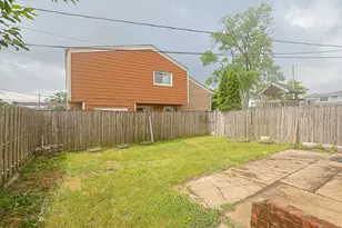 9249 Barberry Ln, Des Plaines, IL 60016 - Photo 32