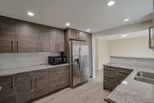 9249 Barberry Ln, Des Plaines, IL 60016 - Photo 12