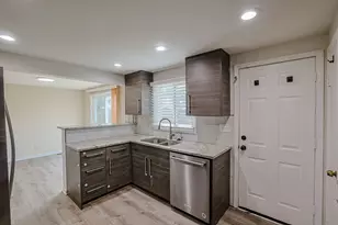 9249 Barberry Ln, Des Plaines, IL 60016 - Photo 14