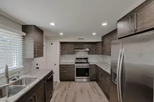 9249 Barberry Ln, Des Plaines, IL 60016 - Photo 10