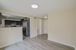 9249 Barberry Ln, Des Plaines, IL 60016 - Photo 8