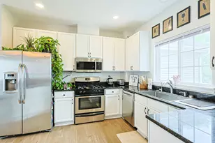 2425 Daybreak Ct, Elgin, IL 60123 - Photo 4