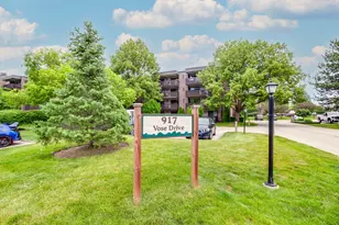 917 Vose Dr, Gurnee, IL 60031 - Photo 2