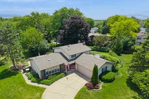 413 Catalpa Ln, Libertyville, IL 60048 - Photo 2
