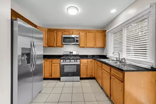 451 Yorkshire Sq, Bolingbrook, IL 60440 - Photo 4