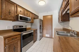 1810 Kerrybrook Ct, Sycamore, IL 60178 - Photo 10