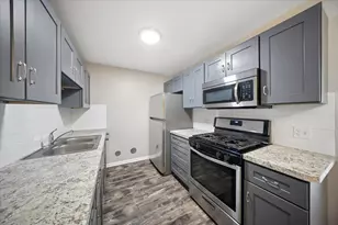 9954 S 84th Terrace S, Palos Hills, IL 60465 - Photo 2