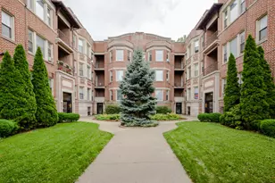 429 E Oakwood Blvd, Chicago, IL 60653 - Photo 1