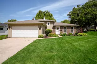 1967 Nottingham Ln, Wheaton, IL 60189 - Photo 2