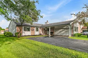 615 Lakeview Ct, Roselle, IL 60172 - Photo 1