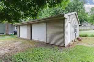 902 S Clayton St, Bloomington, IL 61701 - Photo 4