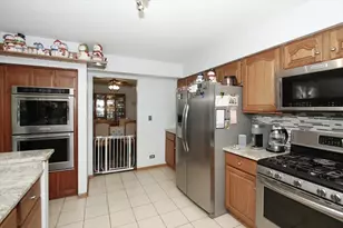 619 Yardley Ln, Hoffman Estates, IL 60192 - Photo 8