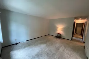 69 Devonshire Cir, Elgin, IL 60123 - Photo 2