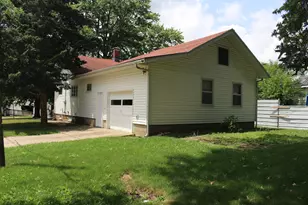 426 S Clinton St, Clifton, IL 61727 - Photo 4