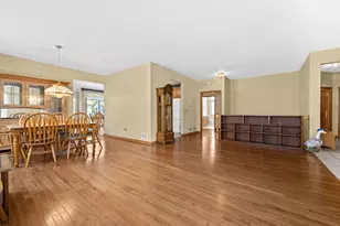 21254 Montclare Lake Dr, Crest Hill, IL 60403 - Photo 4