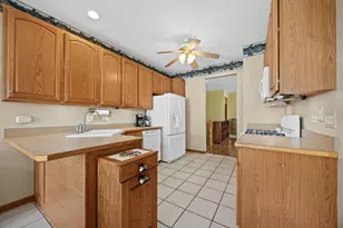 21254 Montclare Lake Dr, Crest Hill, IL 60403 - Photo 10