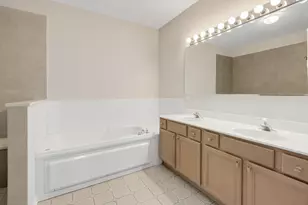 134 Chestnut Hills Cir, Burr Ridge, IL 60527 - Photo 18