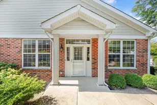 134 Chestnut Hills Cir, Burr Ridge, IL 60527 - Photo 2