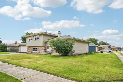 410 Flint Trail, Carol Stream, IL 60188 - Photo 2