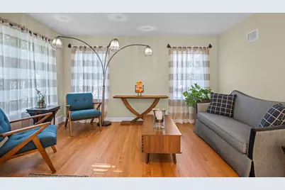934 N Vail Avenue, Arlington Heights, IL 60004 - Photo 2