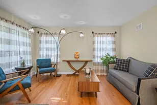 934 N Vail Ave, Arlington Heights, IL 60004 - Photo 2