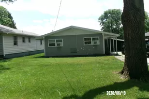 423 W Chestnut St, Hoopeston, IL 60942 - Photo 1