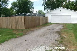 423 W Chestnut St, Hoopeston, IL 60942 - Photo 4