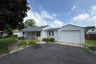 836 E Locust St, Watseka, IL 60970 - Photo 1