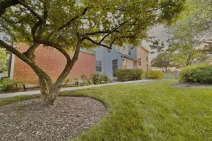 112 Pembroke Cir, Lake Bluff, IL 60044 - Photo 2