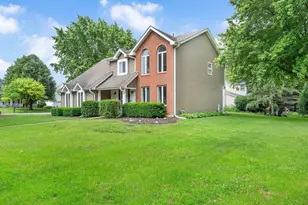 405 Blackhawk Dr, Batavia, IL 60510 - Photo 2