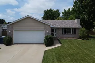 695 Cherokee Dr, Bourbonnais, IL 60914 - Photo 1