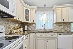 8604 W 95th Pl, Hickory Hills, IL 60457 - Photo 6