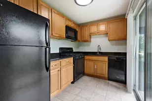 557 E Shag Bark Ln, Streamwood, IL 60107 - Photo 4